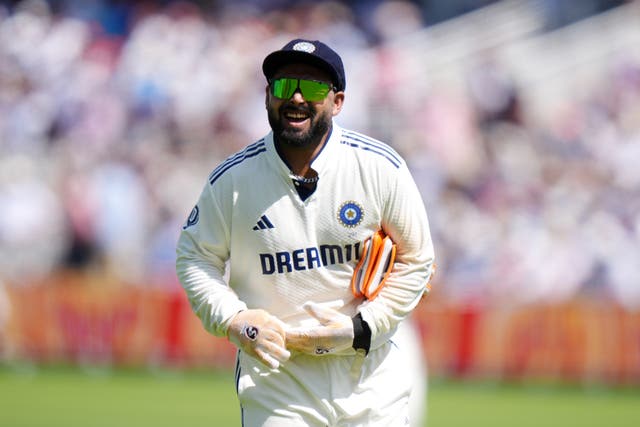 <p>Rishabh Pant left the field after injuring his finger</p>